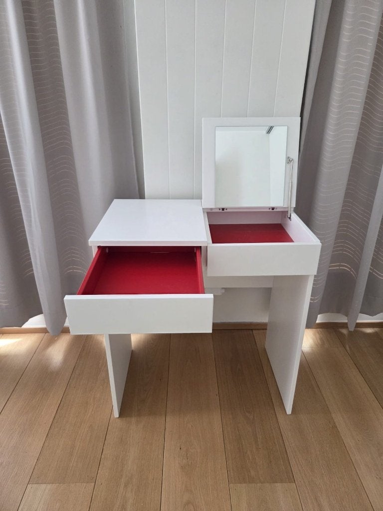 Coiffeuse blanc avec mirror et intérieur rouge, Maison & Meubles, Tables | Coiffeuses, Moins de 100 cm, Comme neuf, Enlèvement