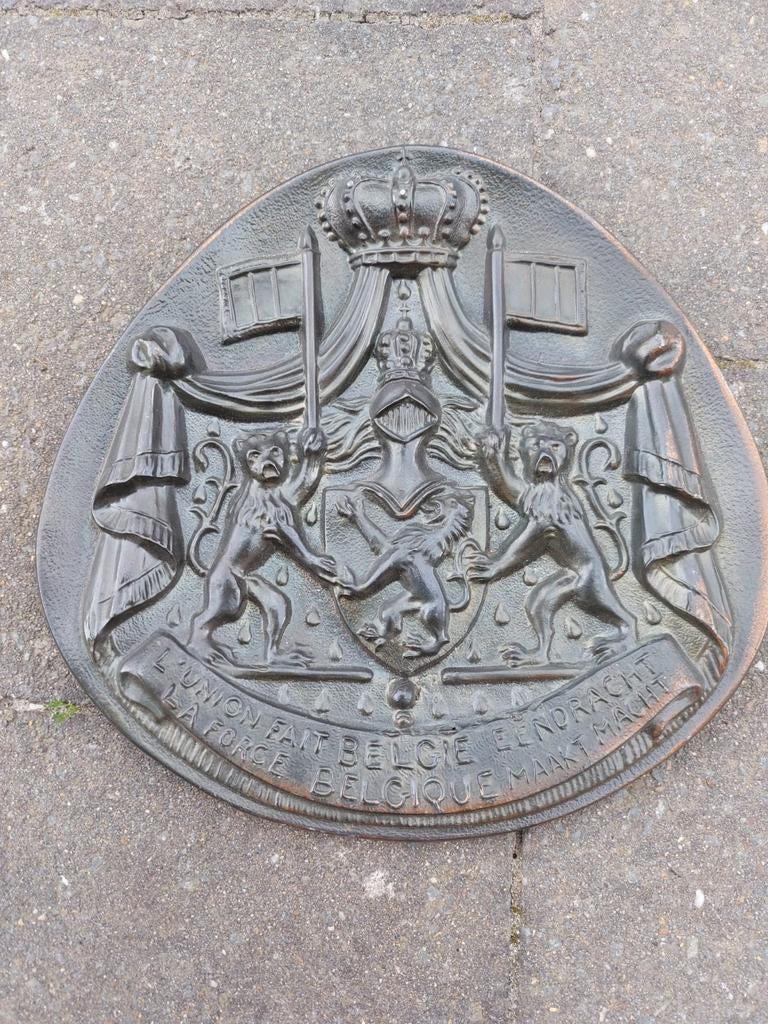 Antieke metalen muurplaat met wapenschild van België, Verzamelen, Militaria | Algemeen, Ophalen of Verzenden, Overige soorten