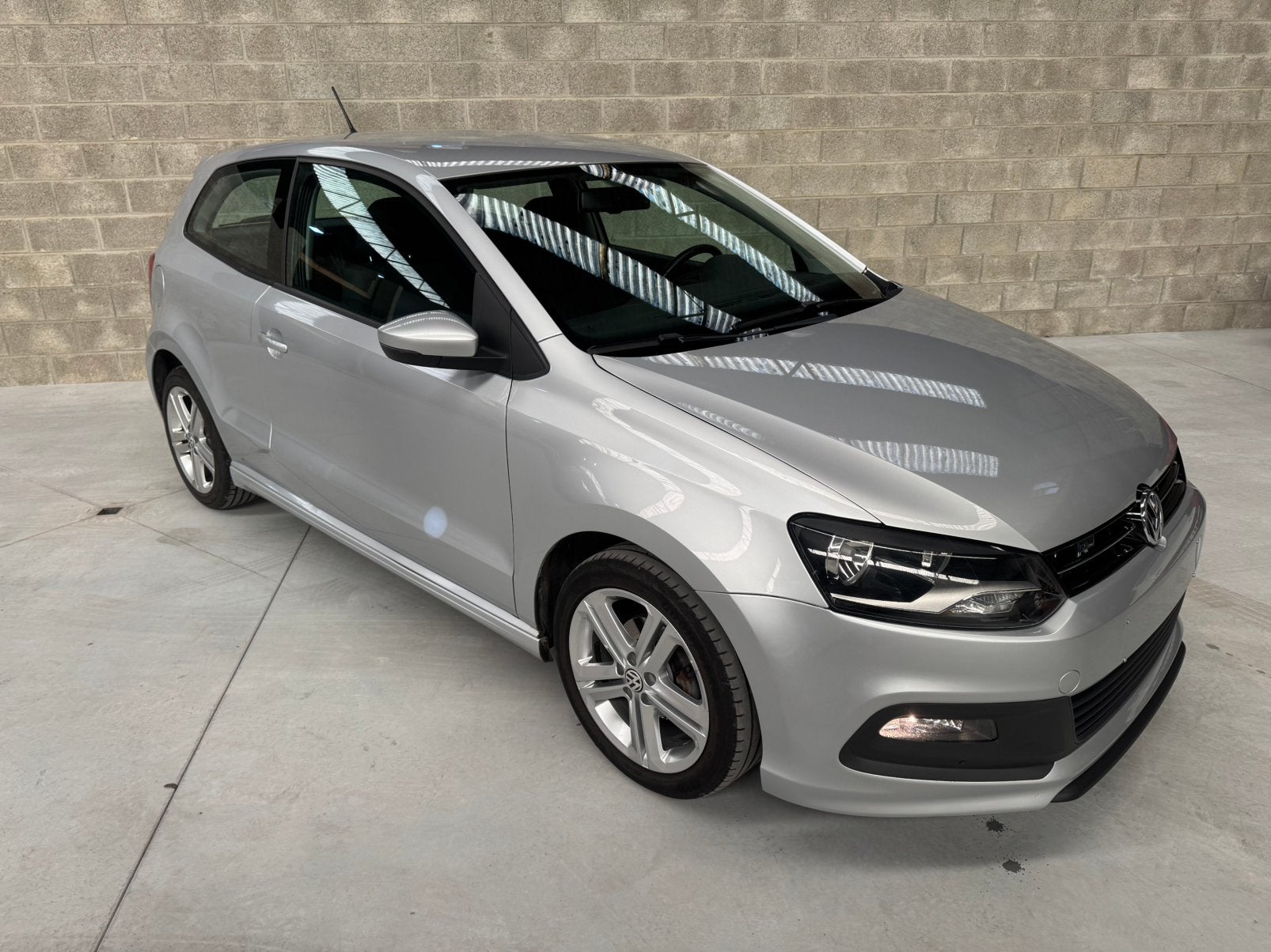 VW Polo R-Line, Autos, Volkswagen, Achat, Boîte manuelle, Entretenue par le concessionnaire, Noir