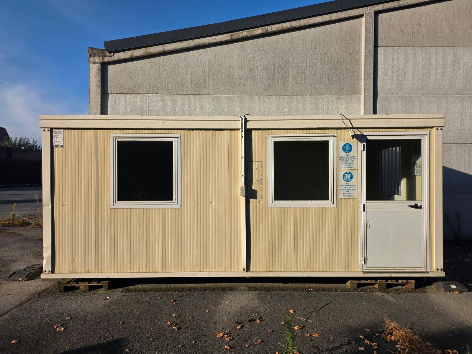 Kantoorcontainer te koop – met elektriciteit en 2 bureaus, Ophalen, Zo goed als nieuw