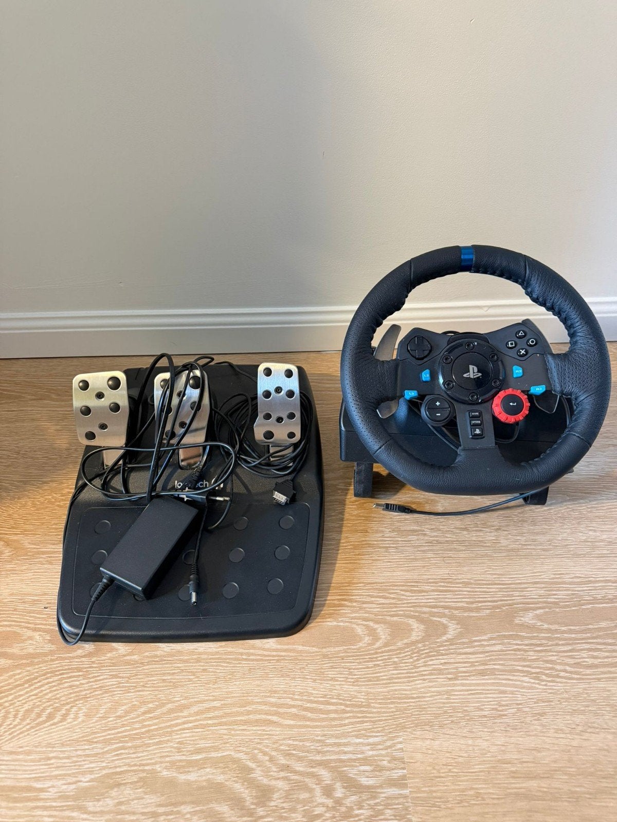 Logitech G29 stuur en pedalen, Games en Spelcomputers, Spelcomputers | Sony Consoles | Accessoires, Ophalen, Zo goed als nieuw