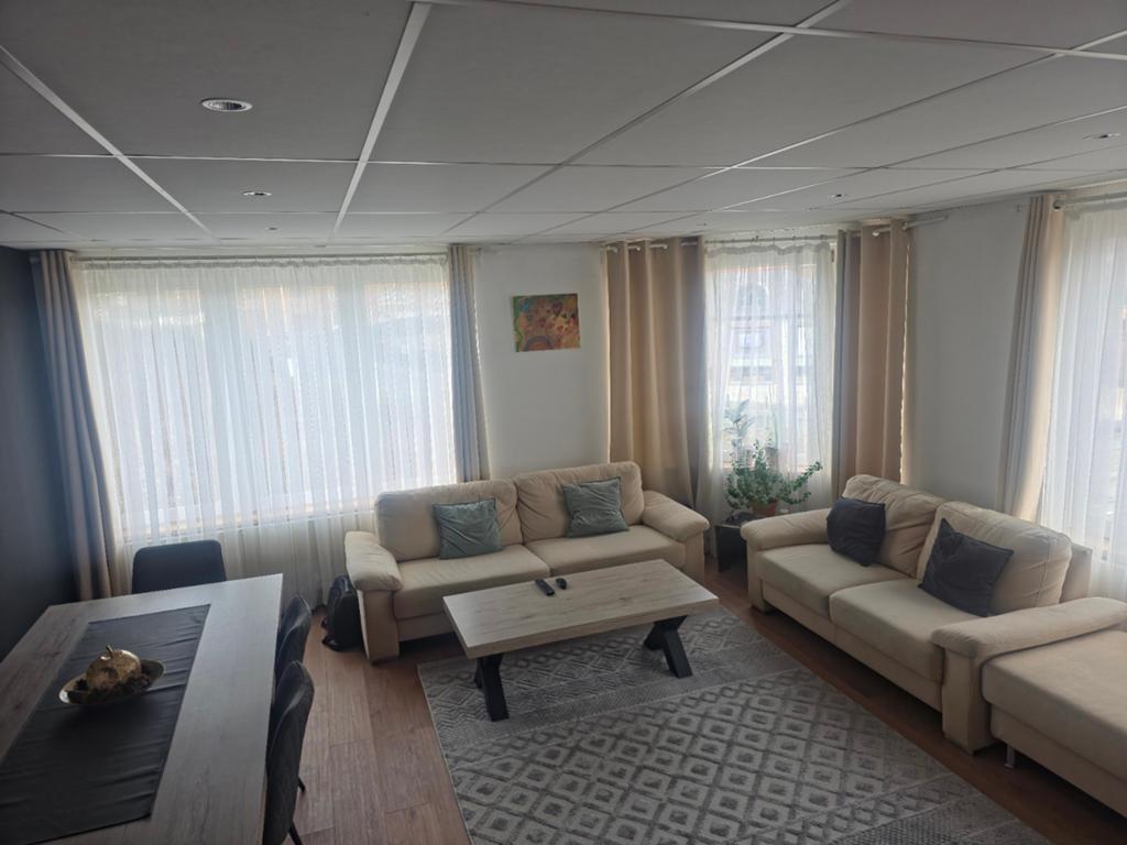 Table + table basse + meuble Tv + 6 chaises + fauteuil de sa, Ophalen