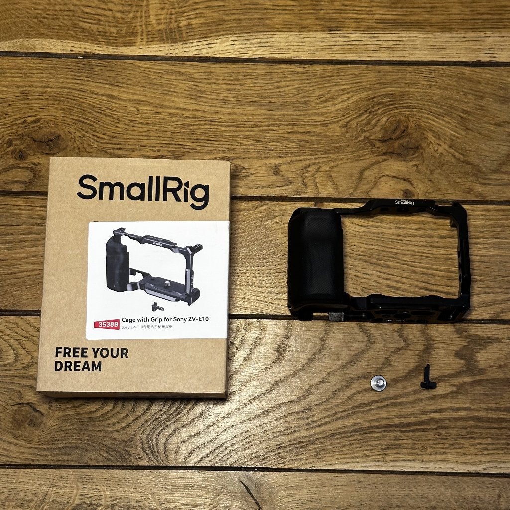 SmallRig Cage met Grip voor Sony ZV-E10 (3538B), Audio, Tv en Foto, Fotocamera's Digitaal, Ophalen of Verzenden, Zo goed als nieuw