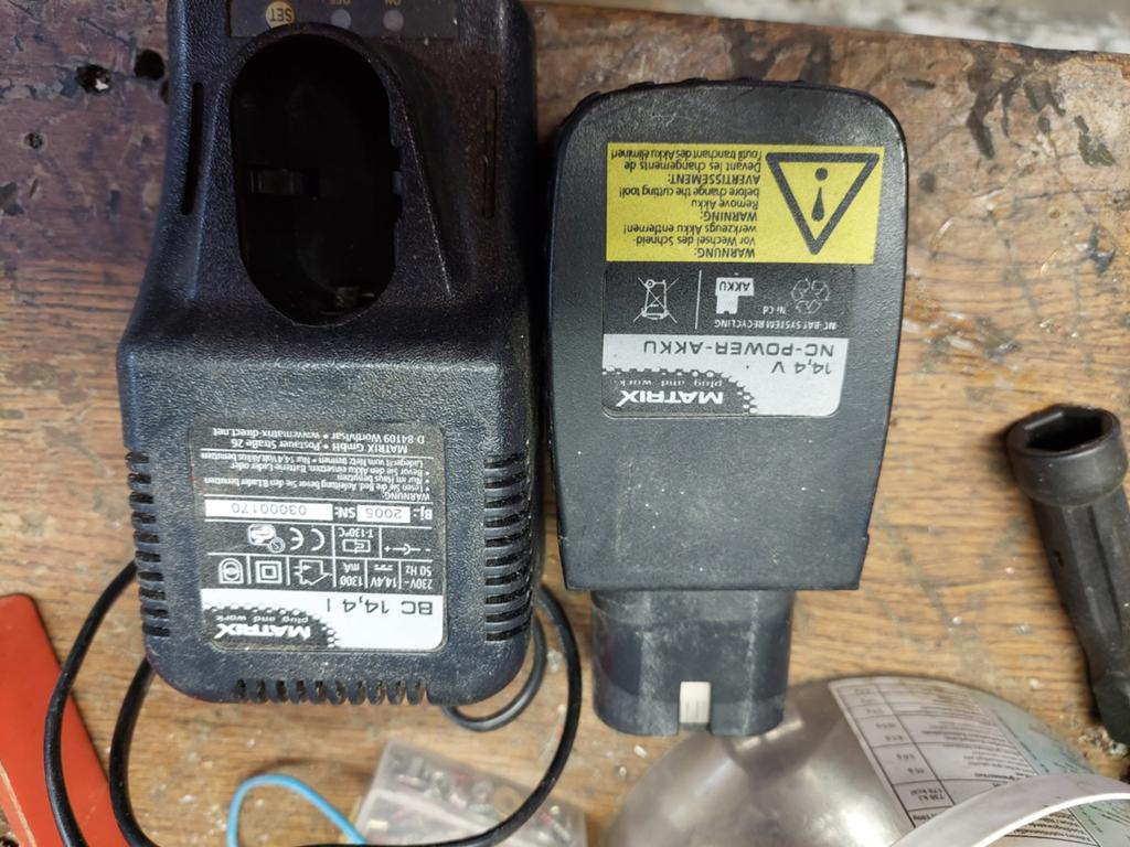 Oplader batterij in zeer goed staat, Doe-het-zelf en Bouw, Gereedschap | Machine-onderdelen en Toebehoren, Ophalen