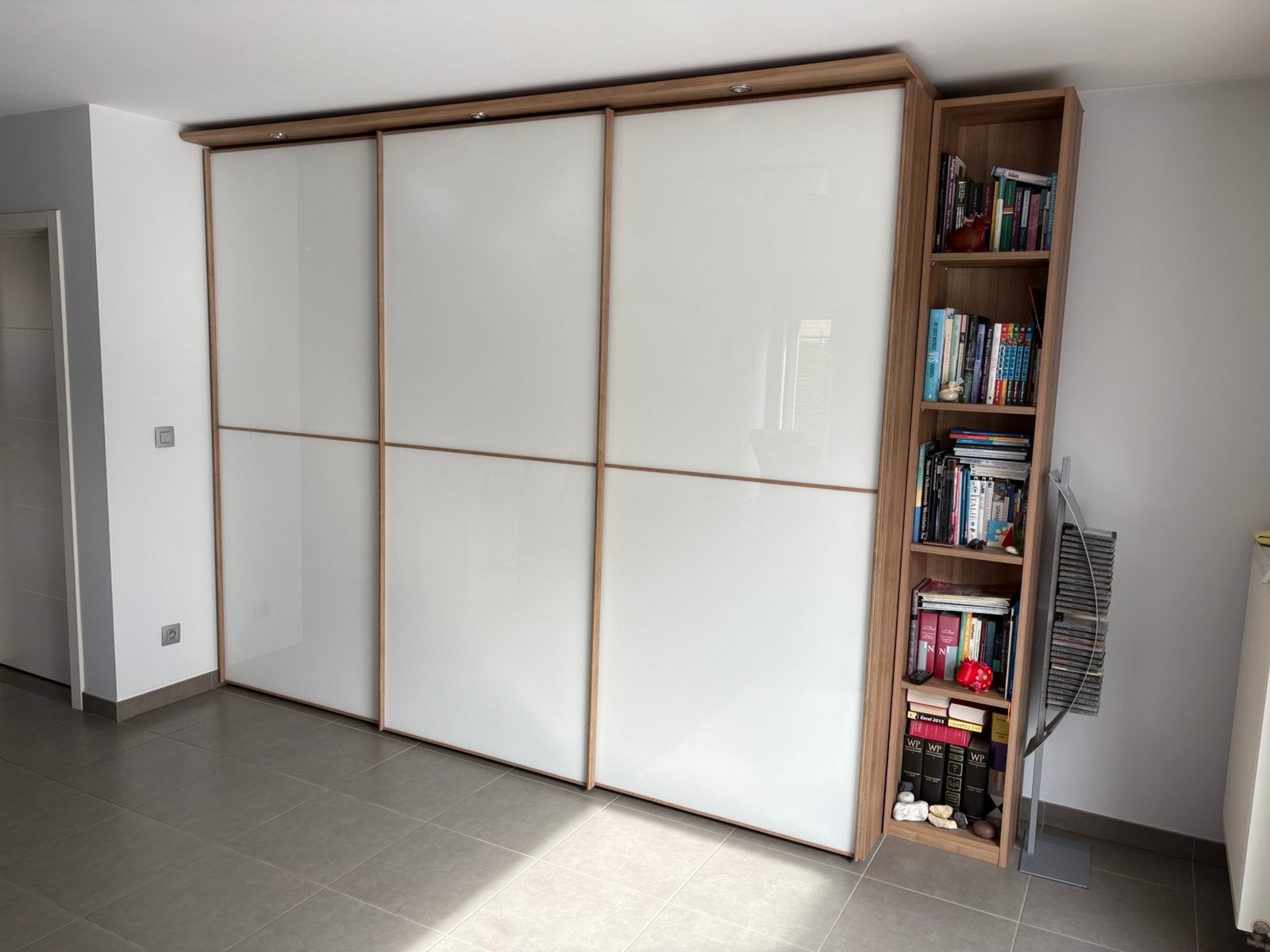 Wandkast met melkglas schuifdeuren, Ophalen, Zo goed als nieuw