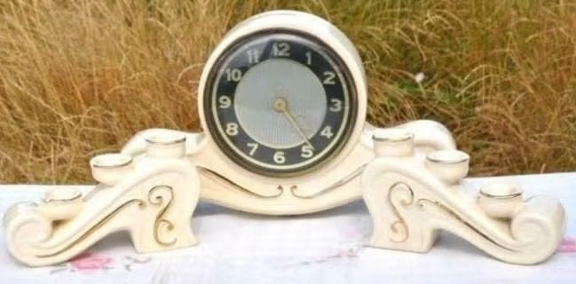 § horloge avec ses deux bougeoirs en faience, Antiquités & Art, Enlèvement ou Envoi