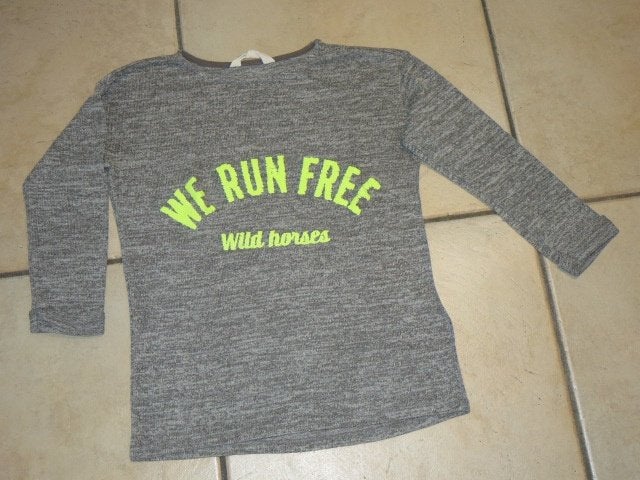 Een grijs shirtje Wild horses run free, 8-10 jaar, als nieuw, Kinderen en Baby's, Kinderkleding | Maat 128, Ophalen, Zo goed als nieuw