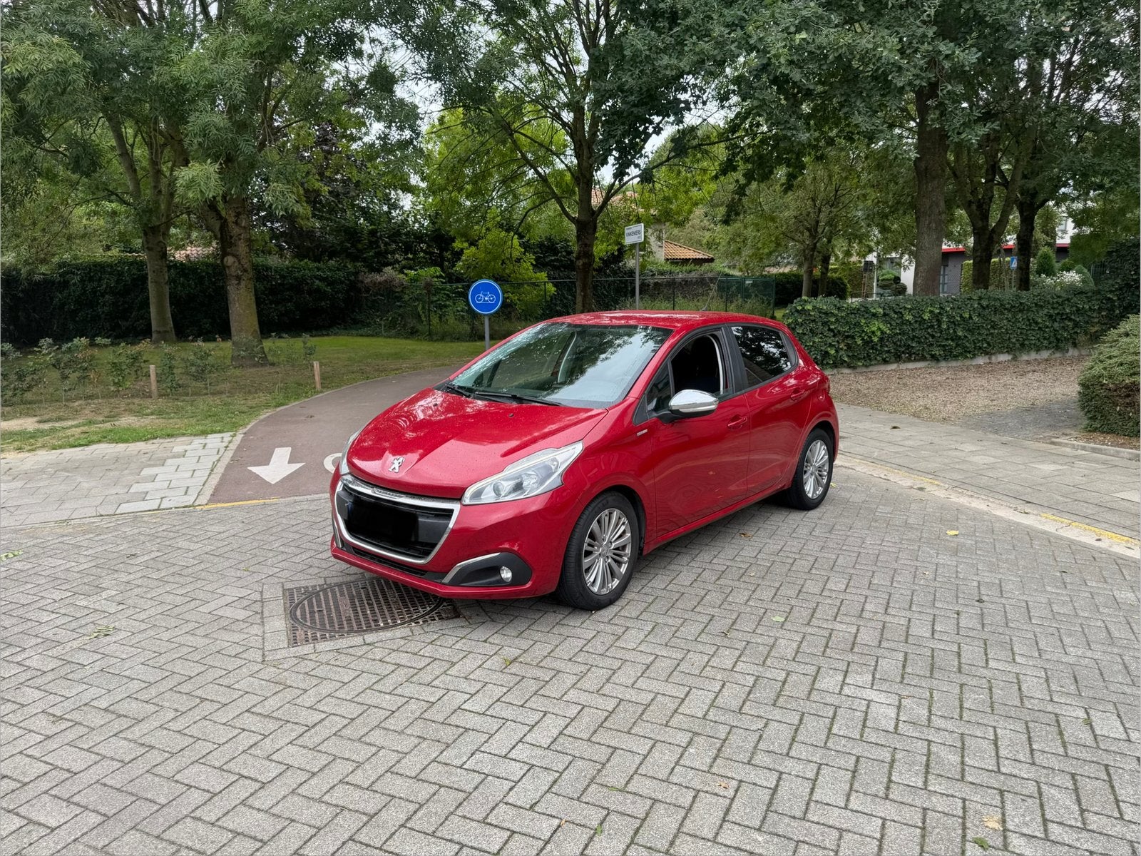 Pegoet 208 2017 1.2 benzine 120.000 km airco navi, Autos, Peugeot, Rouge, Achat, Euro 6, Boîte manuelle