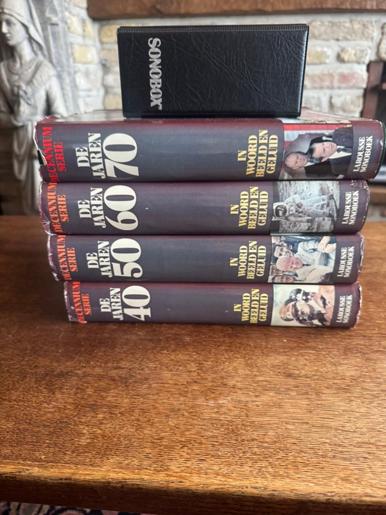 Unieke Vintage Set:Sonobox - Decennium Serie (40, 50, 60,70), Boeken, Ophalen, 19e eeuw, Gelezen