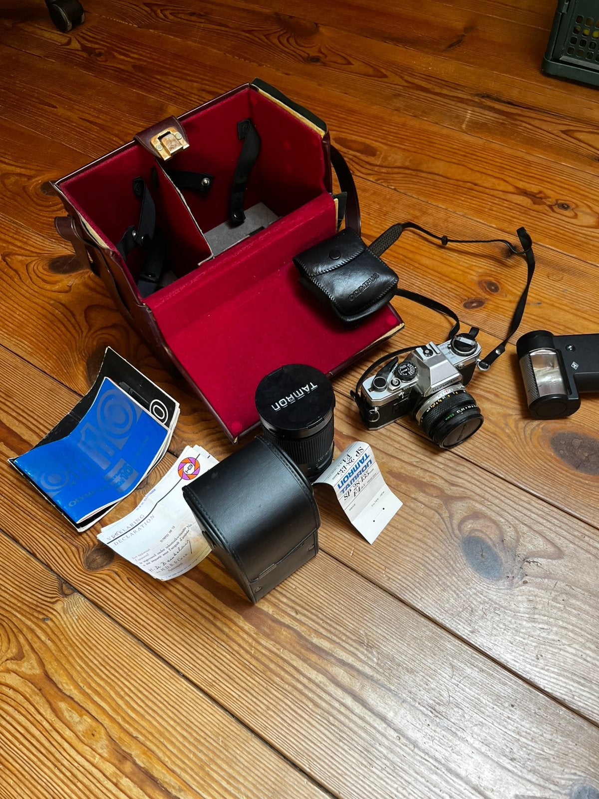 Kit caméra analogique: Olympus OM-10, 2 objectifs Tamron,..., Enlèvement ou Envoi, Comme neuf, Olympus