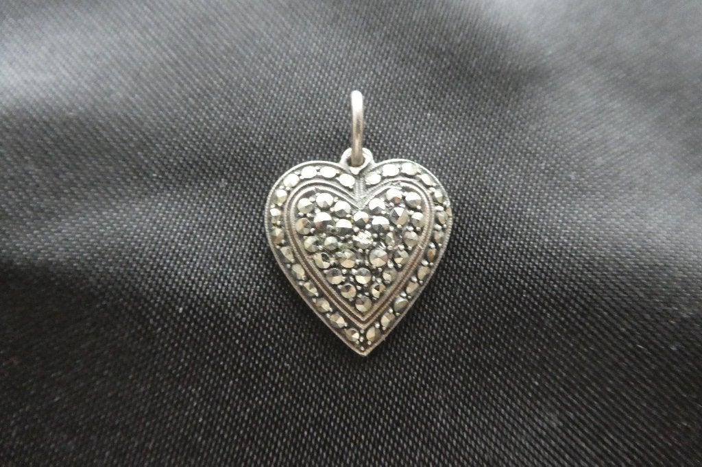 Très Ancien Petit Pendentif Coeur Argent/ Marcassites 2,3 cm, Enlèvement, Argent, Pendentif