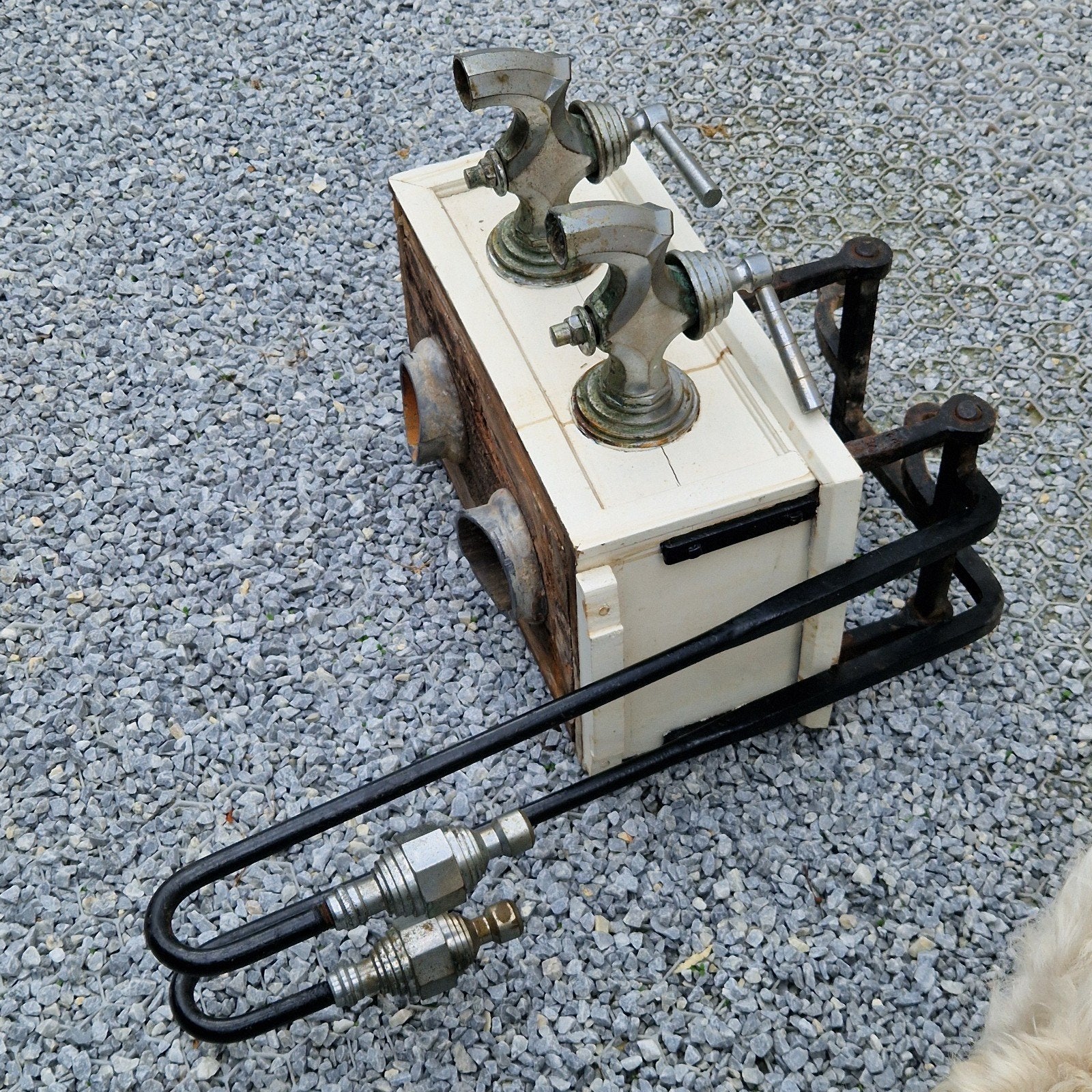 Oude waterpomp met loden bak , 2 messing kranen en hendels, Ophalen of Verzenden