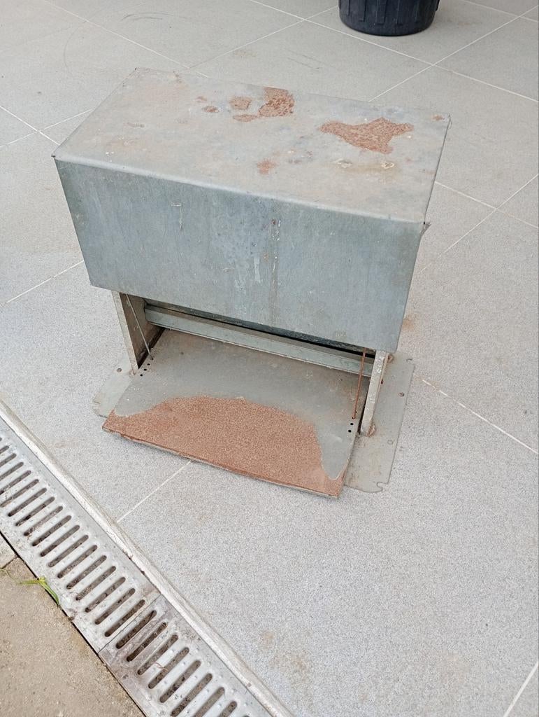 Voederbak kippen, Ophalen