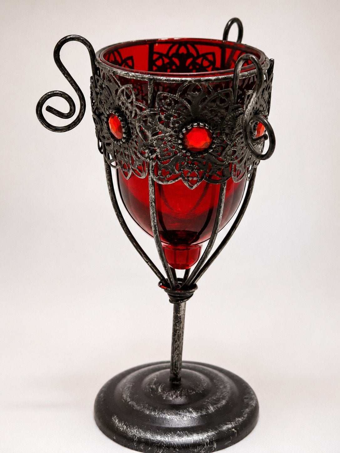 Vintage rode glazen kelk / drinkbeker in sierlijke metalen, Antiek en Kunst, Ophalen of Verzenden
