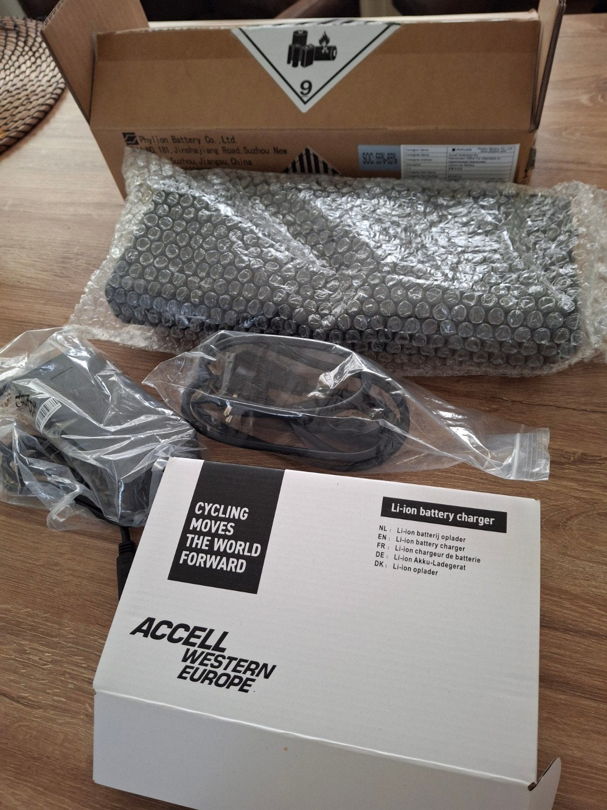 Te koop: Een accu gloednieuwe Sparta Batavus bijbehorende ni, Fietsen en Brommers, Ophalen of Verzenden, 50 km per accu of meer