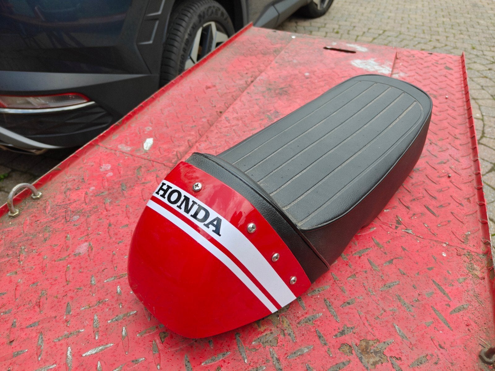 Honda SS50 imitatie zadel, Fietsen en Brommers, Brommeronderdelen | Algemeen, Ophalen, Zo goed als nieuw, Zadel, Honda