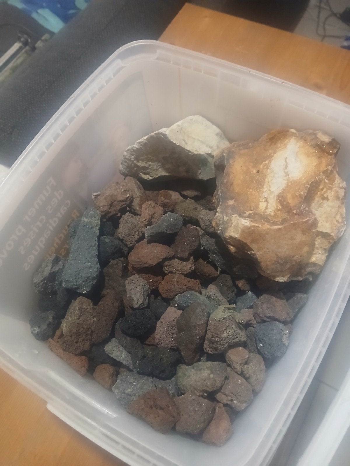 Seau avec pierres pour aquarium, Enlèvement