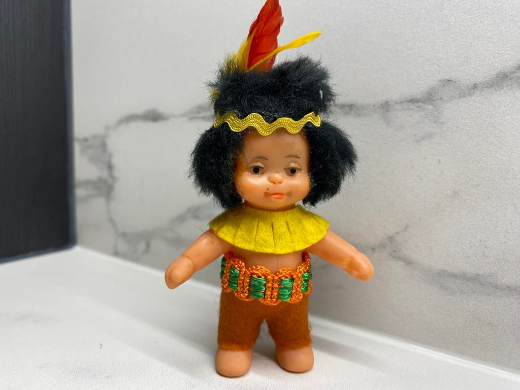 Vintage poppetje indiaan jongen uit de jaren ‘60, Verzamelen, Poppen, Zo goed als nieuw, Pop, Ophalen of Verzenden