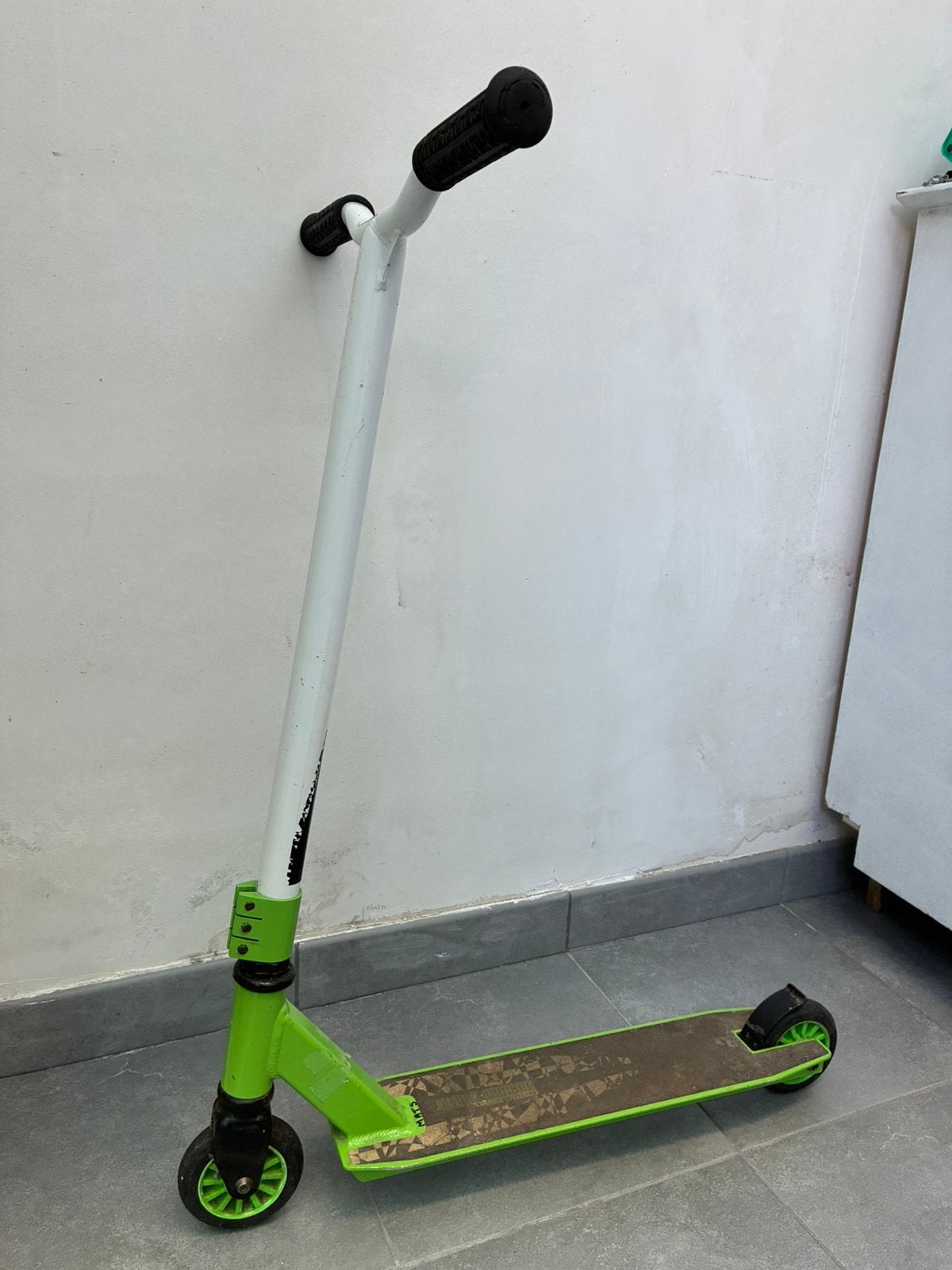 Stuntstep Black dragon (zwart/groen/wit), Fietsen en Brommers, Steps, Ophalen, Zo goed als nieuw, Gewone step