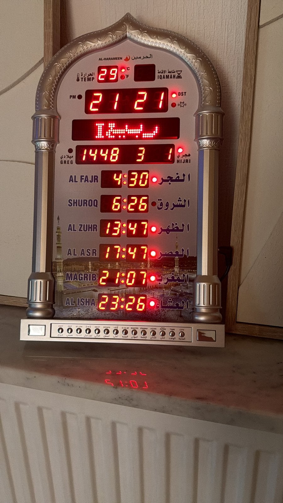 Azan horloge, Envoi