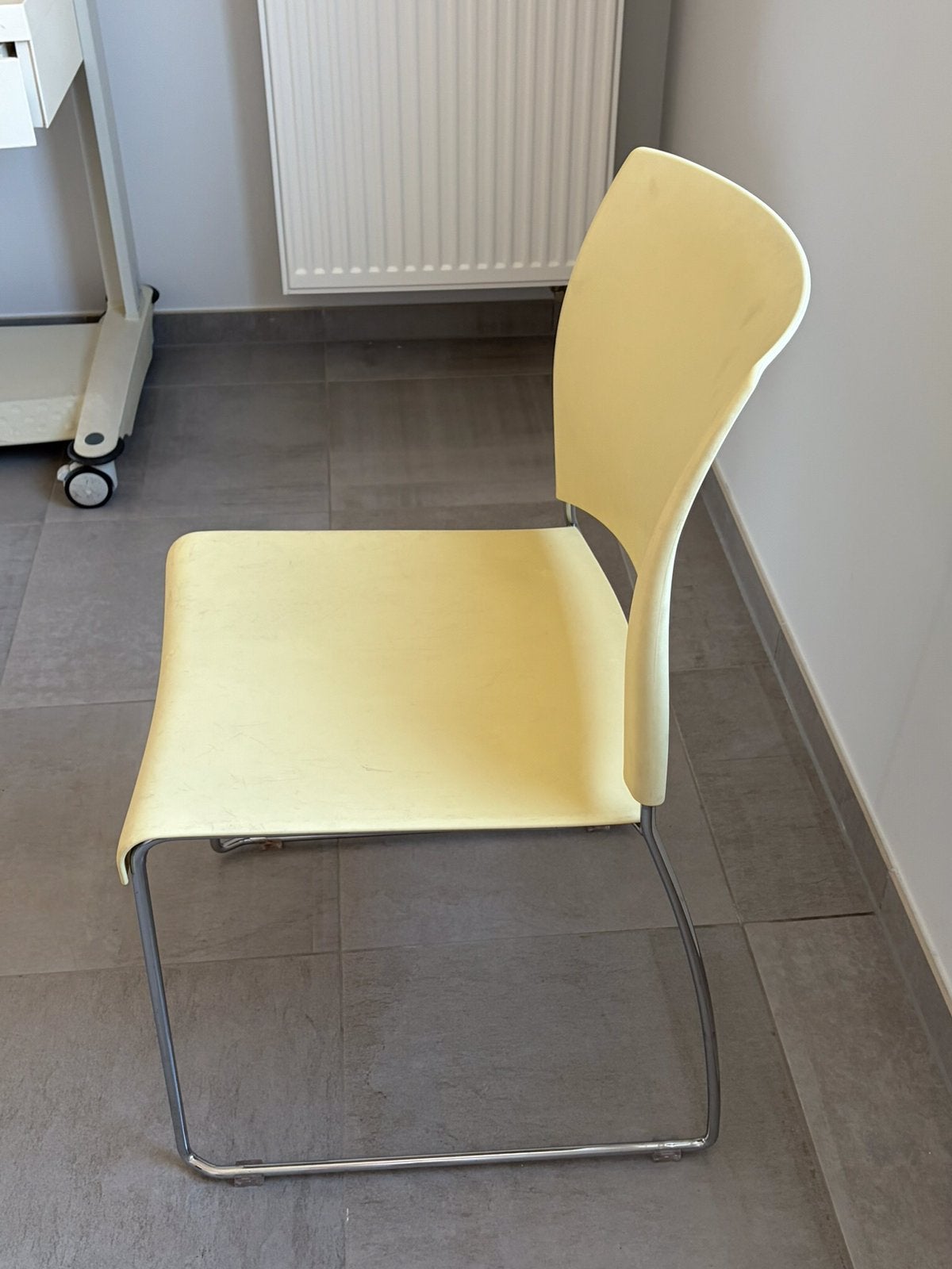 4 stapelbare gele stoelen, Ophalen, Zo goed als nieuw