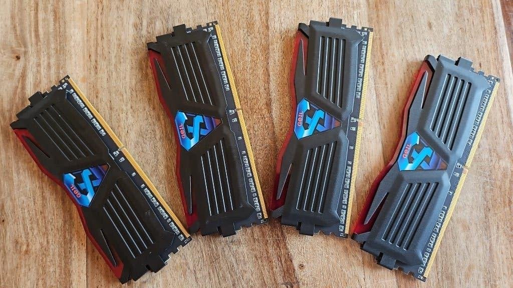 GeIL Super Luce 16GB (4x4GB) DDR4 3000MHz CL16 – Rode LED, Computers en Software, RAM geheugen, Ophalen, Gebruikt, DDR4, 4 GB