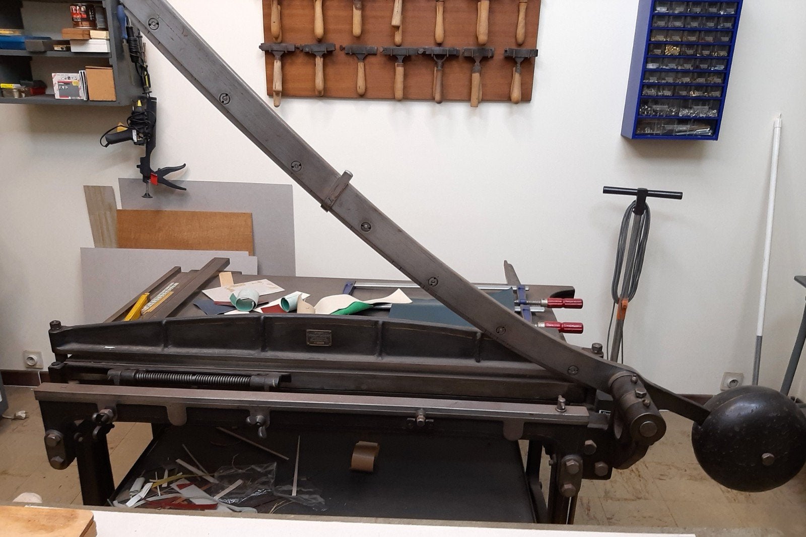 Oude kartonnen schaar „Sächsische Cartonnagen-Maschinen”, Ophalen