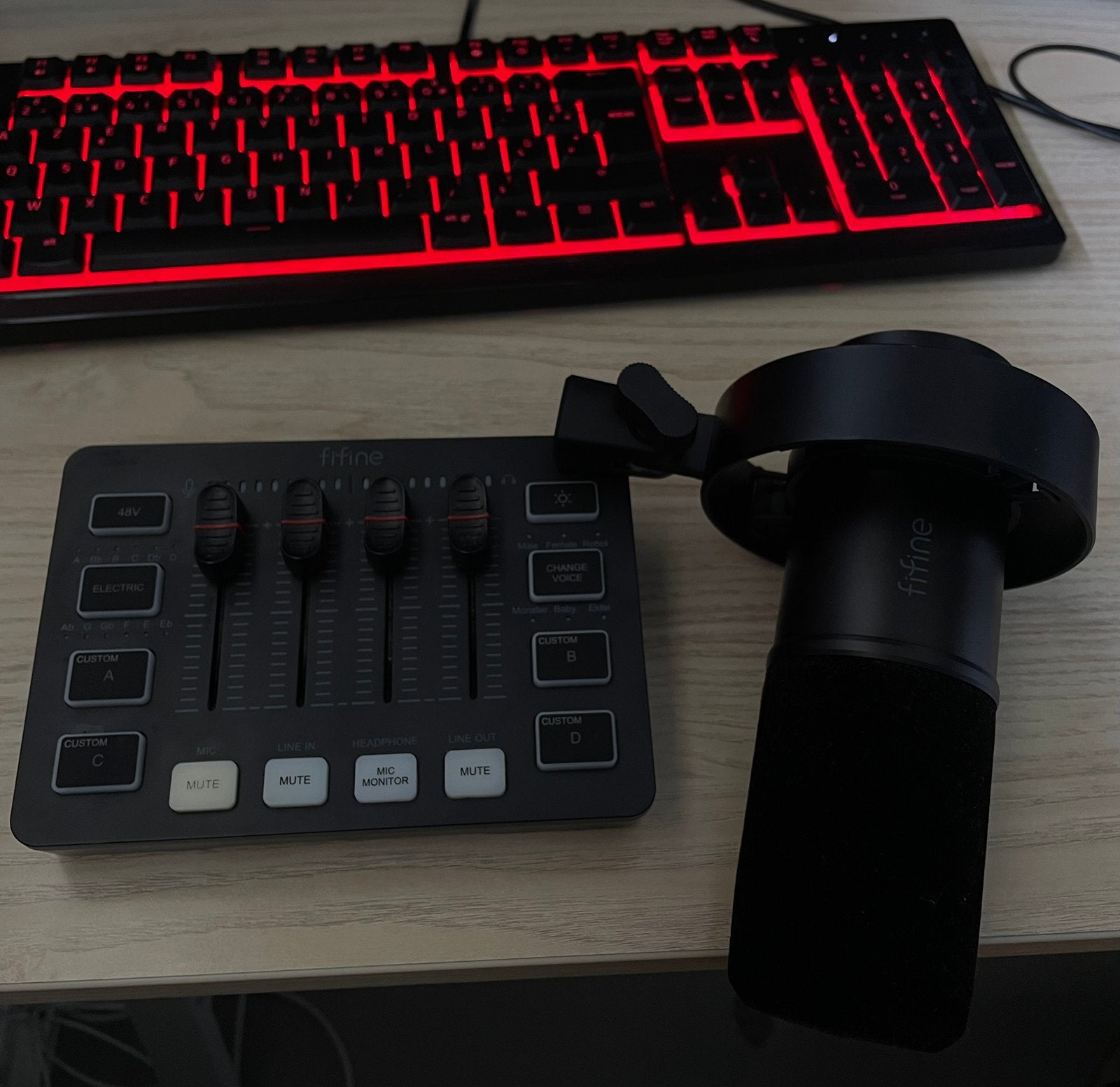 FIFINE Amplitank K688 micro avec table de son fifine sc3, Computers en Software, Pc- en Netwerkkabels, Ophalen of Verzenden, Zo goed als nieuw