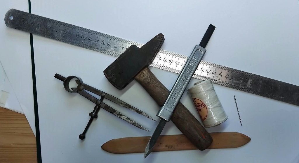 Outil matériel relieur - reliure- marteau - compas- plioir, Antiquités & Art, Enlèvement ou Envoi