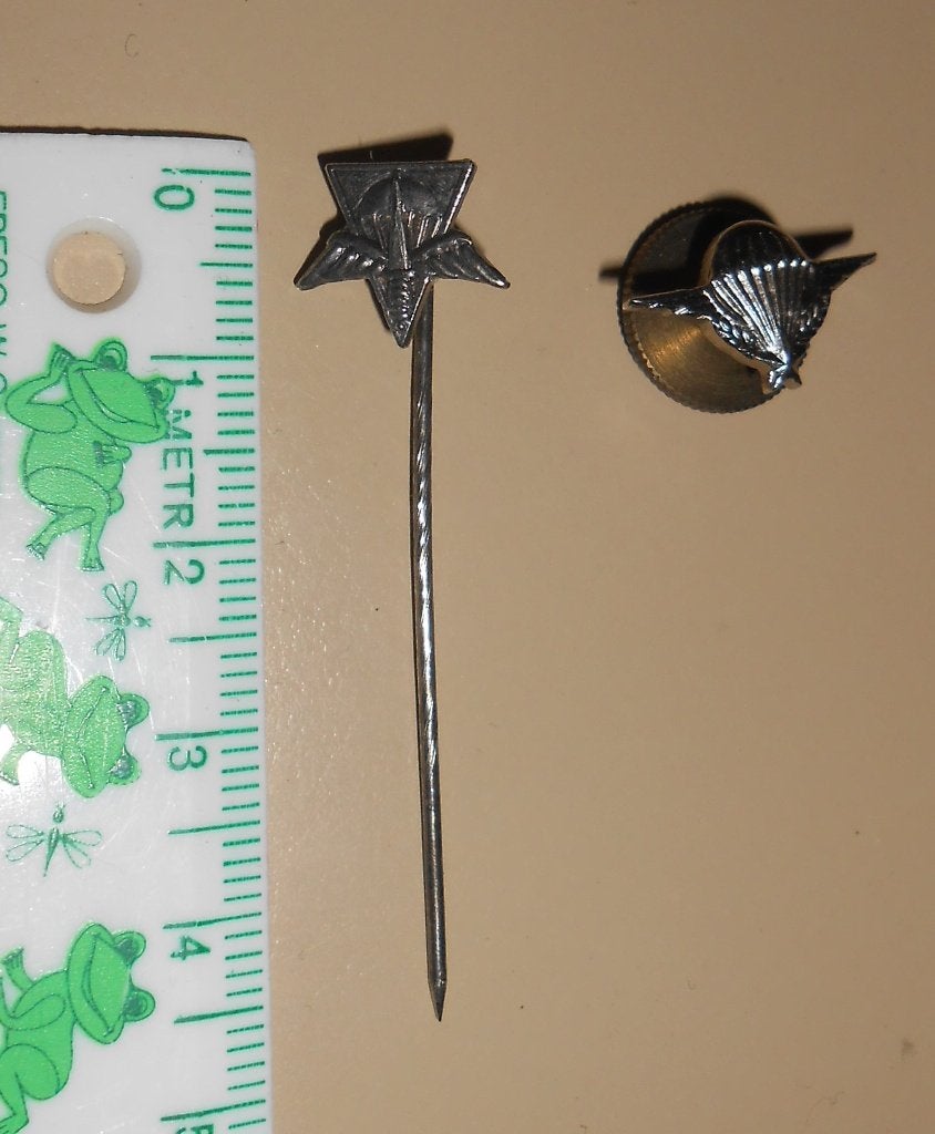 2 épingles / pins d'un ancien para commando Belge, Collections, Enlèvement ou Envoi, Armée de terre, Emblème ou Badge