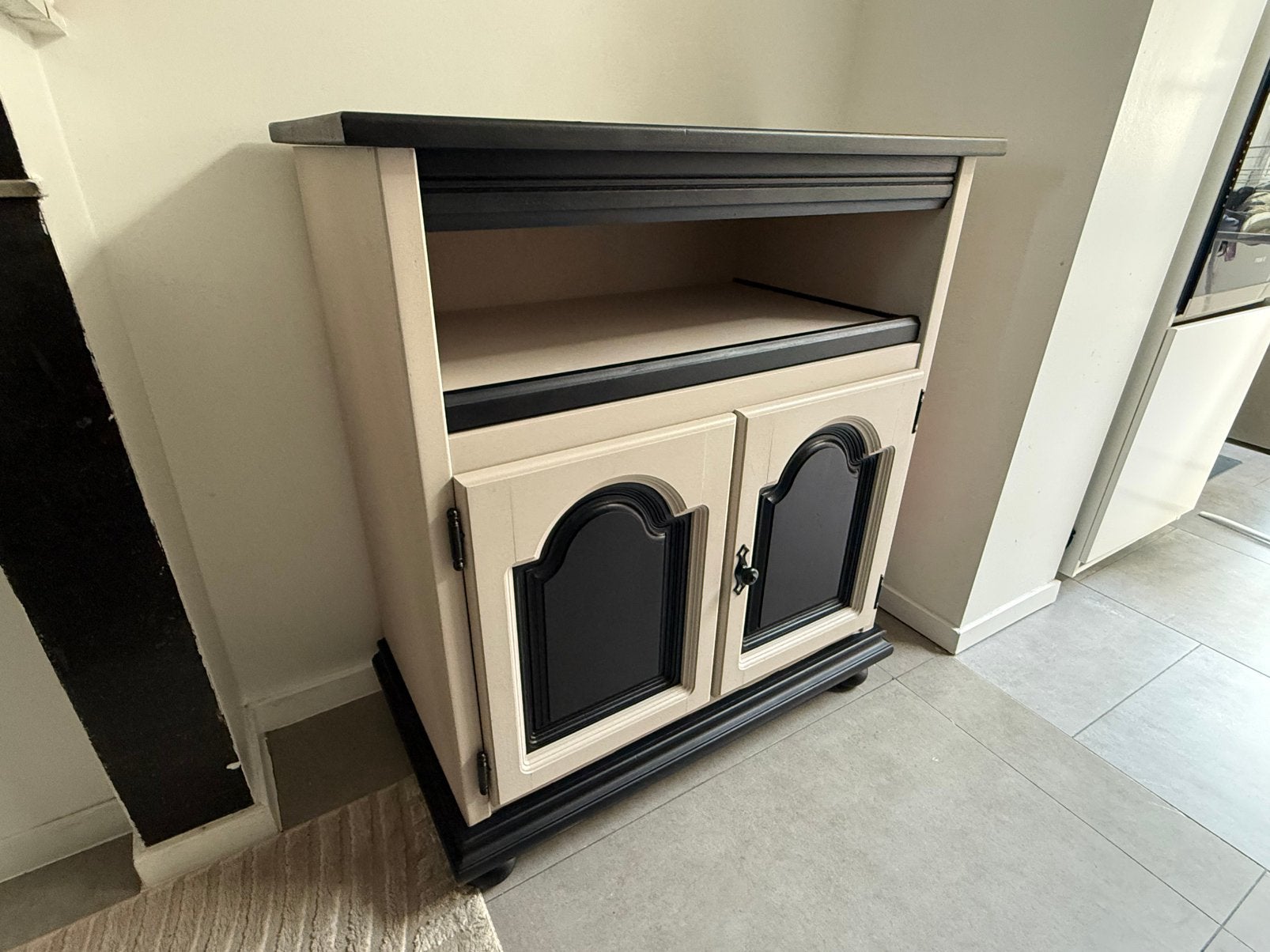 Meuble TV multifonctions avec plateau pivotant noir et crème, Avec tablette(s), Moins de 150 cm, Comme neuf, Enlèvement