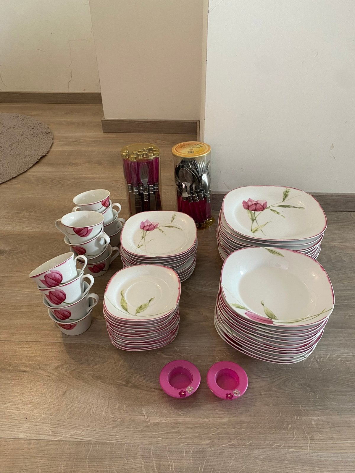 Services de table pour 12 personnes, Enlèvement