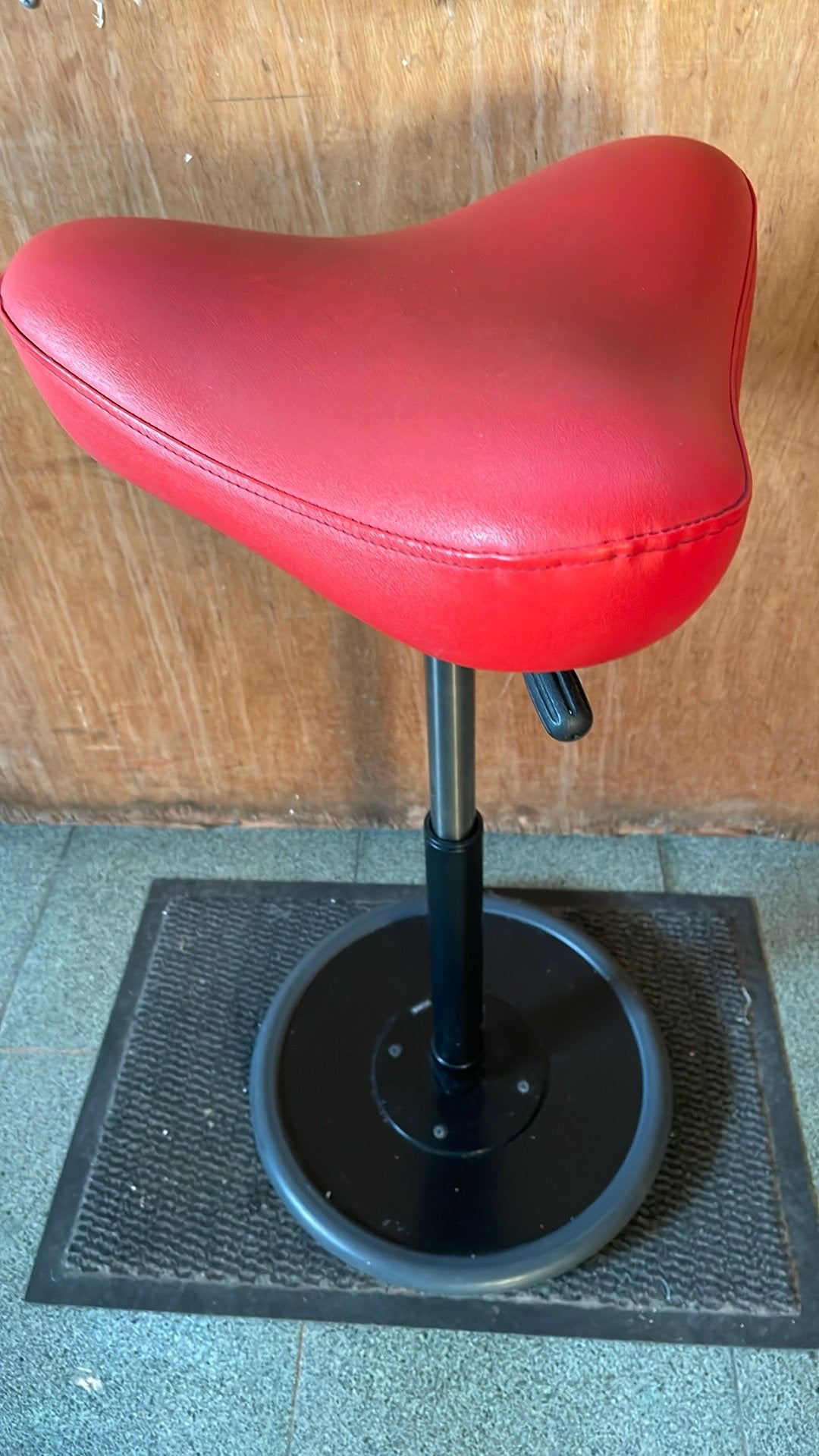 Siège de selle ergonomique STOKKE rouge, Atelier, Enlèvement, Utilisé, Bureau