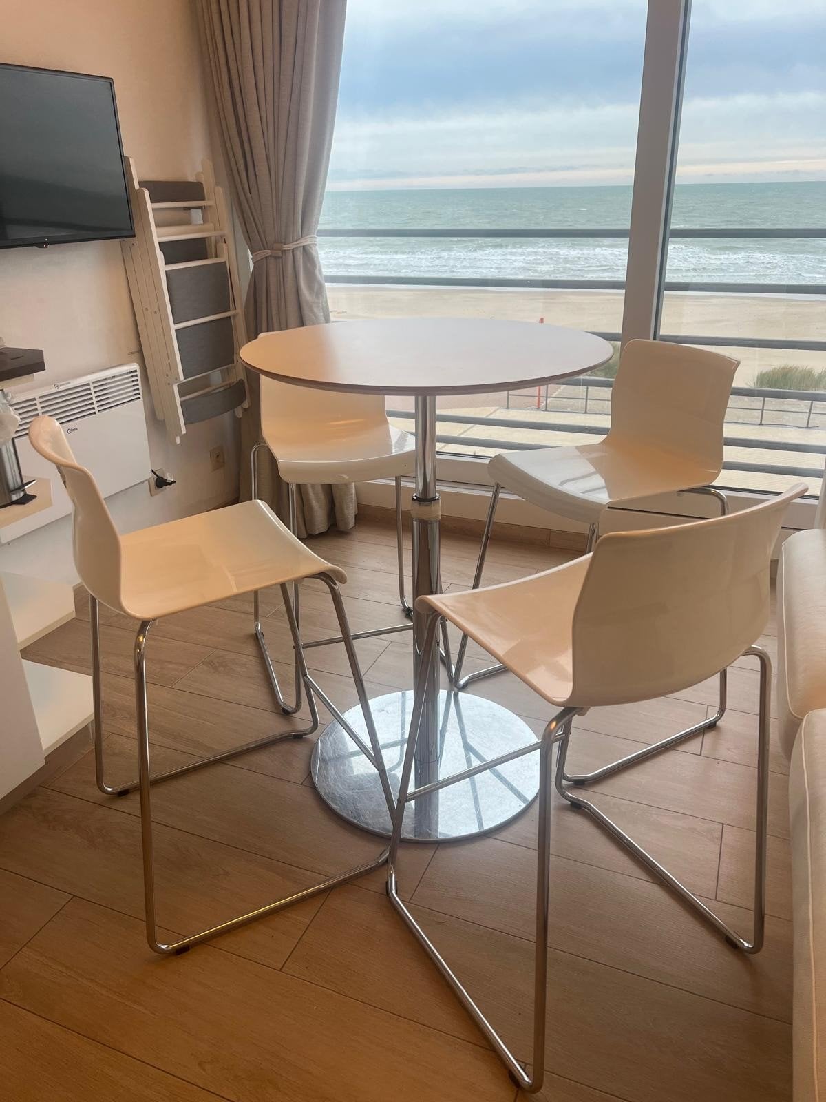 Ronde tafel en 4 bijpassende halfhoge stoelen., Ophalen, Zo goed als nieuw, Kunststof, In hoogte verstelbaar
