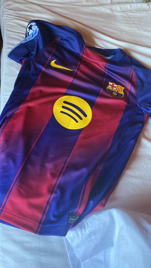 Lamine truitje nog niet gedragen en uit een echt barca shop, Sport en Fitness, Voetbal, Ophalen of Verzenden, Zo goed als nieuw