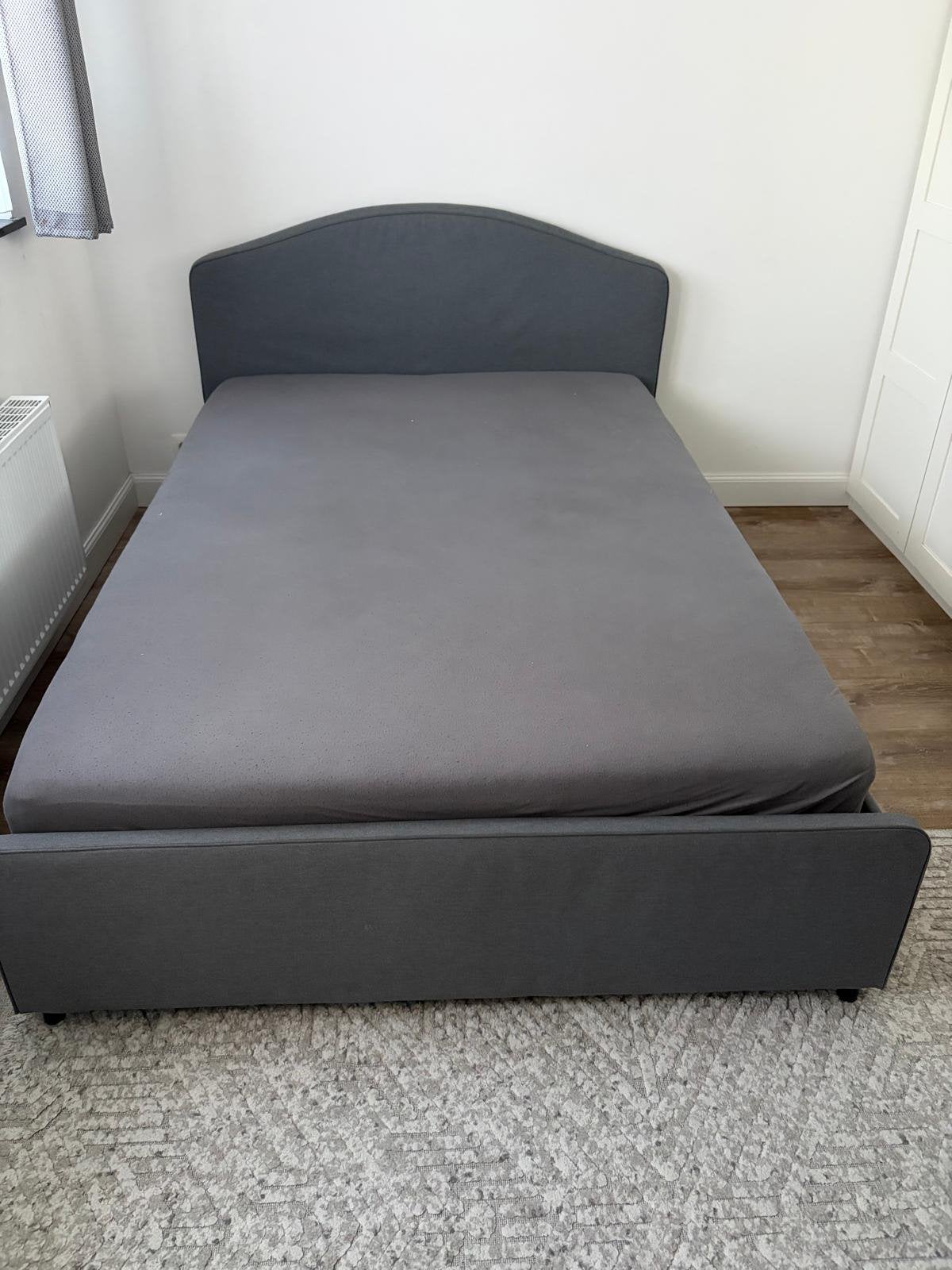 Bed met matras 160x200, Huis en Inrichting, Slaapkamer | Boxsprings, Ophalen, Zo goed als nieuw