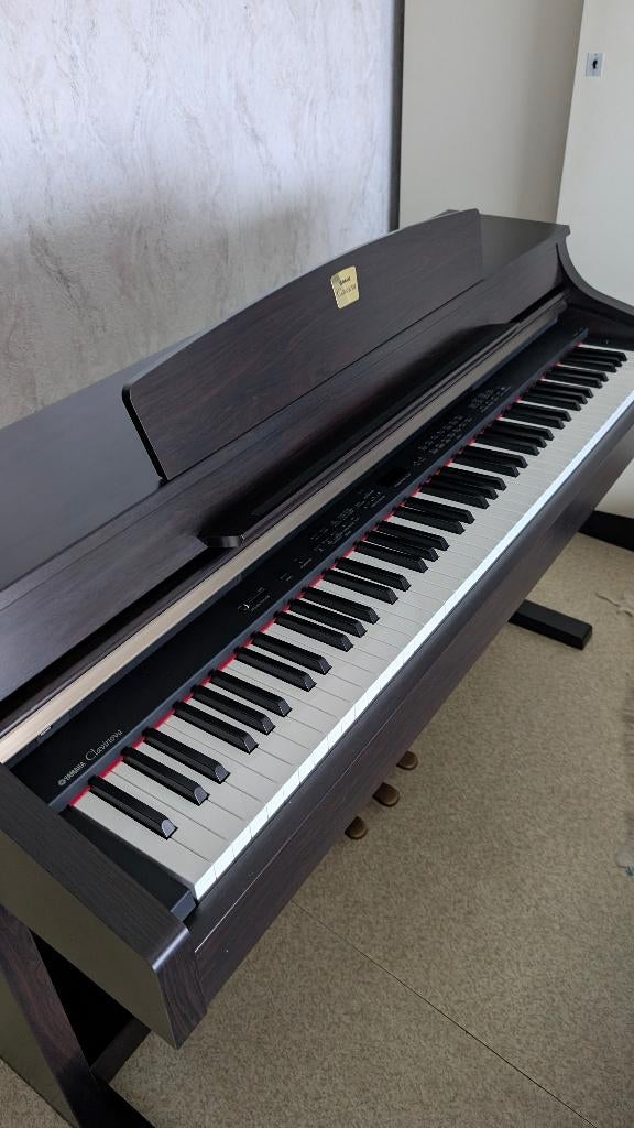 Piano Yamaha Clavinova CLP-330 avec pédales - parfait état, Musique & Instruments, Pianos, Comme neuf, Enlèvement, Piano, Digital