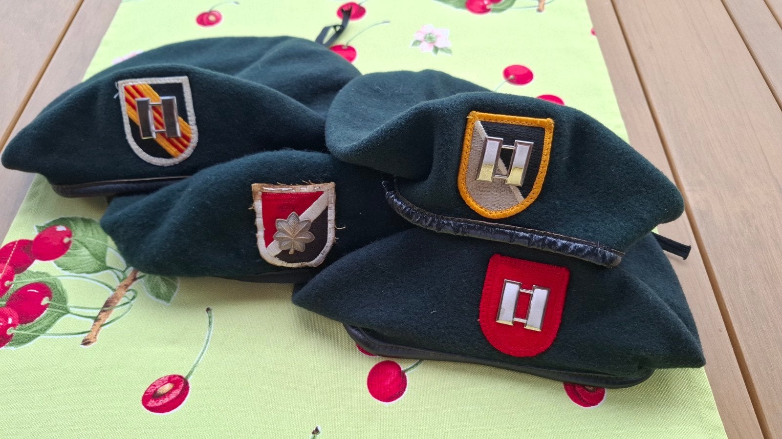 lot baretten special forces, Verzamelen, Ophalen of Verzenden, Landmacht, Helm of Baret