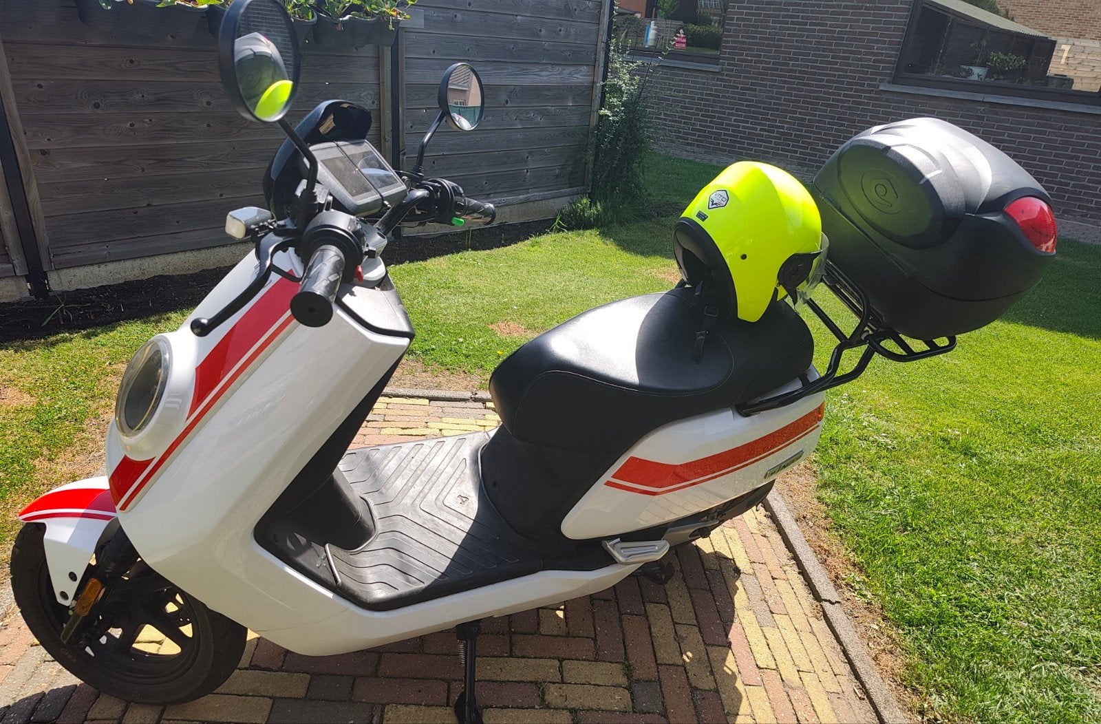 Scooter. NIU ., Fietsen en Brommers, Ophalen