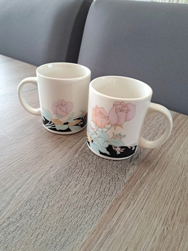 2 mokken met rozen, Keramiek, Ophalen of Verzenden, Zo goed als nieuw, Overige stijlen