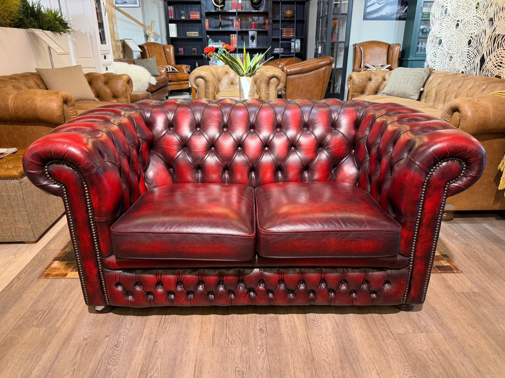 Originele Engelse chesterfield 2 zits zetel Antiek Rood leer, Enlèvement ou Envoi