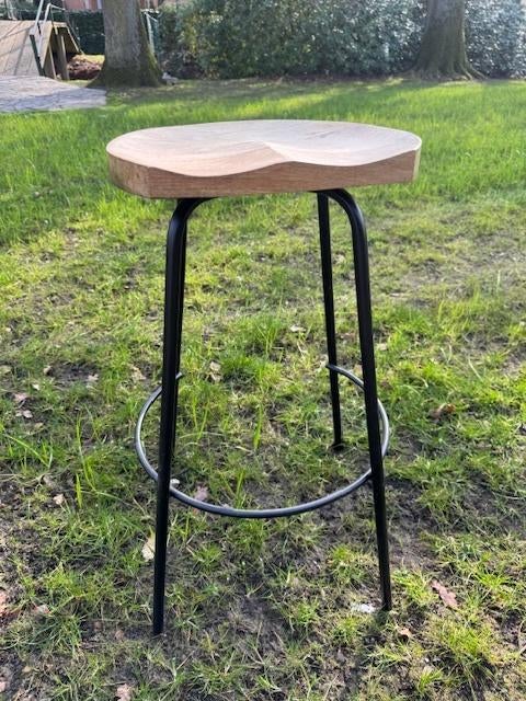 Barkruk met zwarte poten en houten zitvlak, Ophalen, 5 krukken of meer, 60 tot 90 cm, Zo goed als nieuw