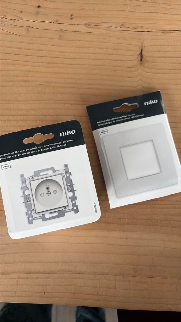 Niko Stopcontact en Afdekplaat, Doe-het-zelf en Bouw, Ophalen of Verzenden, Nieuw, Stopcontact