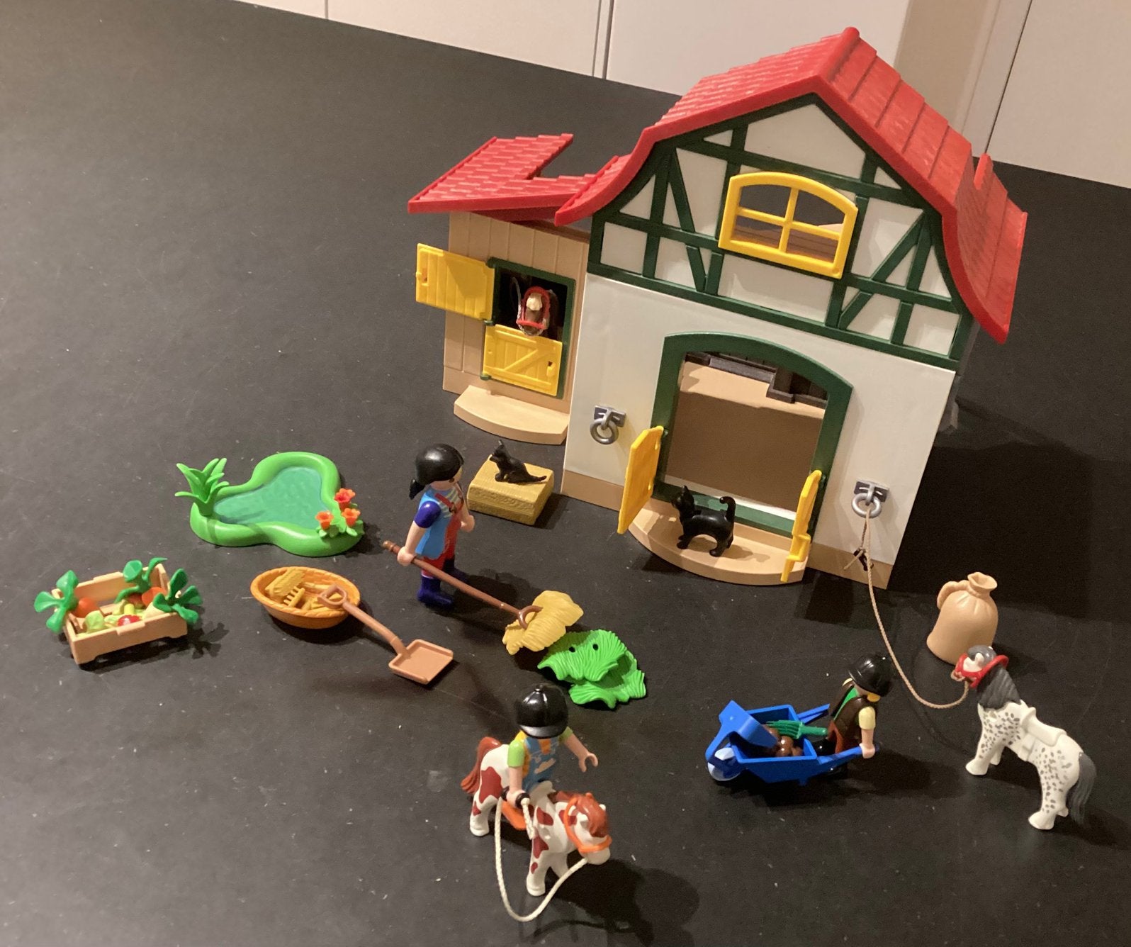 Playmobil 5684: Ponyboerderij (verkocht zonder drempels)., Ophalen of Verzenden, Zo goed als nieuw, Complete set