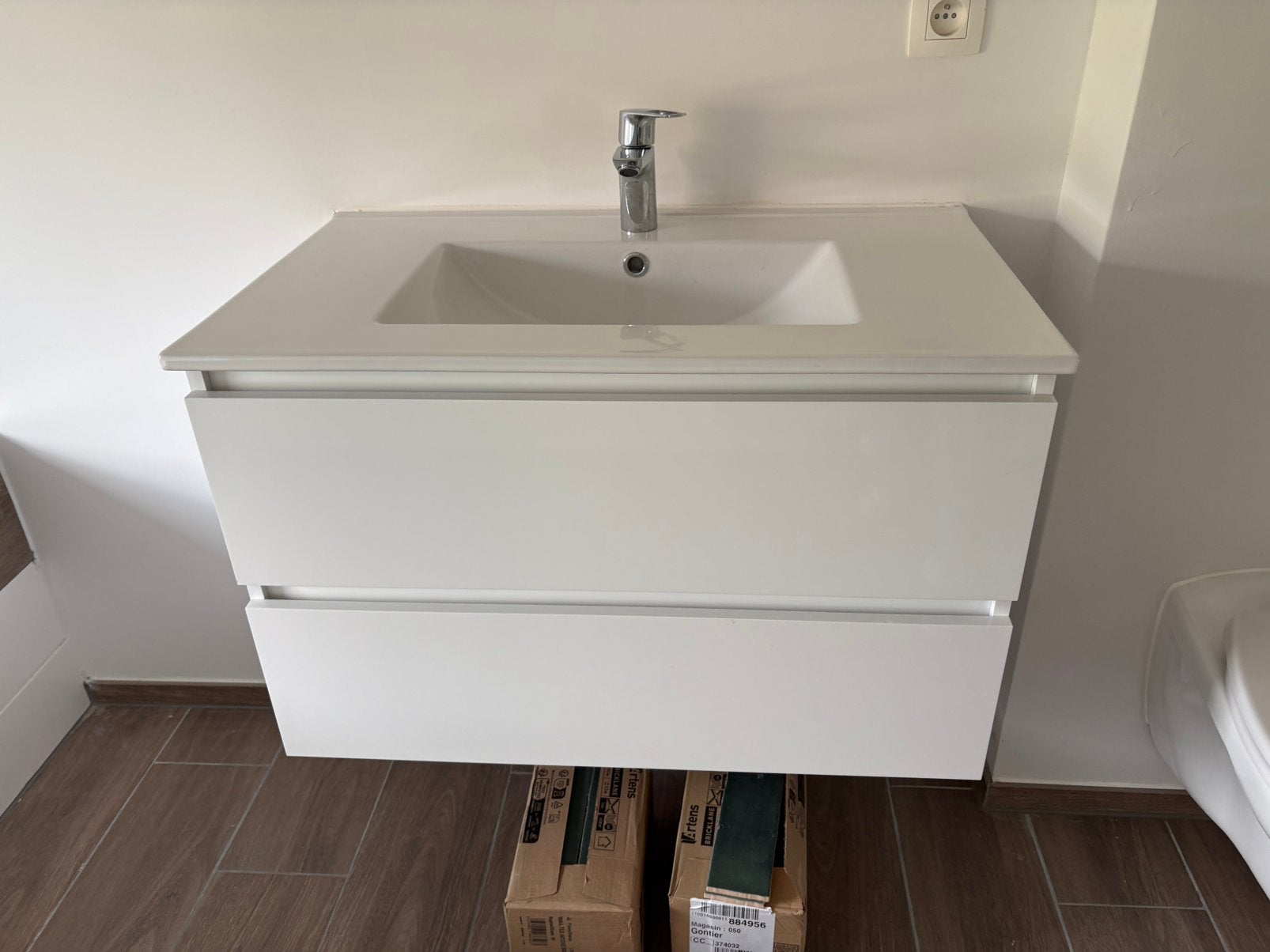Meuble salle de bain - evier porcelaine - robinet Grohe, Maison & Meubles, Salle de bain | Meubles de Salle de bain, Enlèvement