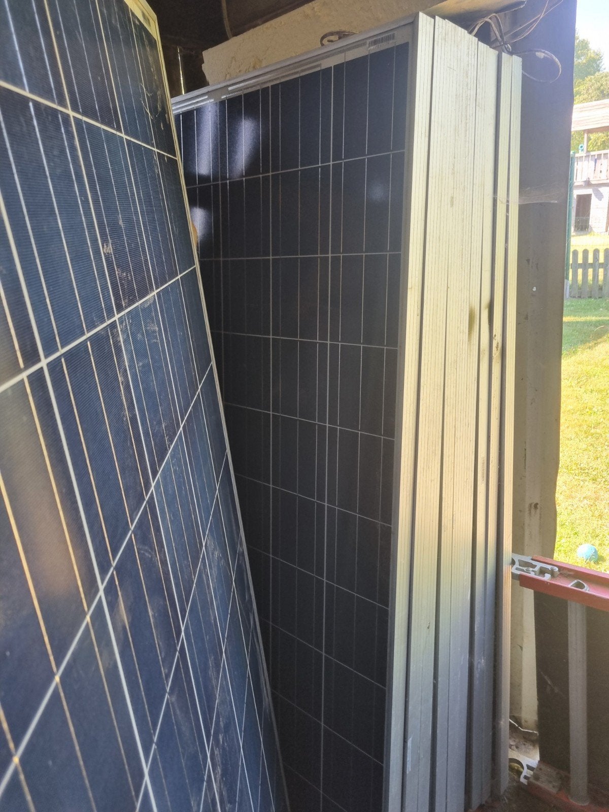 10 zonnepalen van 250 Watt en blauwe kleur.Omvormer type Del, Doe-het-zelf en Bouw, Zonnepanelen en Toebehoren, Ophalen, Gebruikt