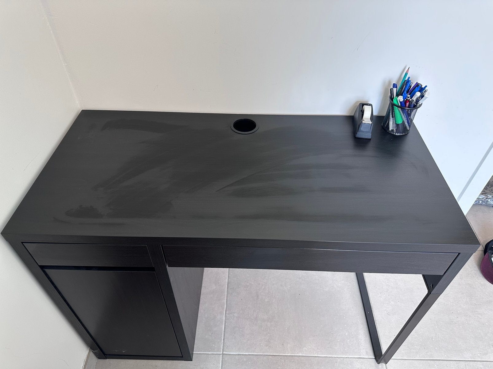 Bureau IKEA MICKE – brun noir – 105  50  75 cm, Comme neuf, Brun, IKEA, Espace de rangement