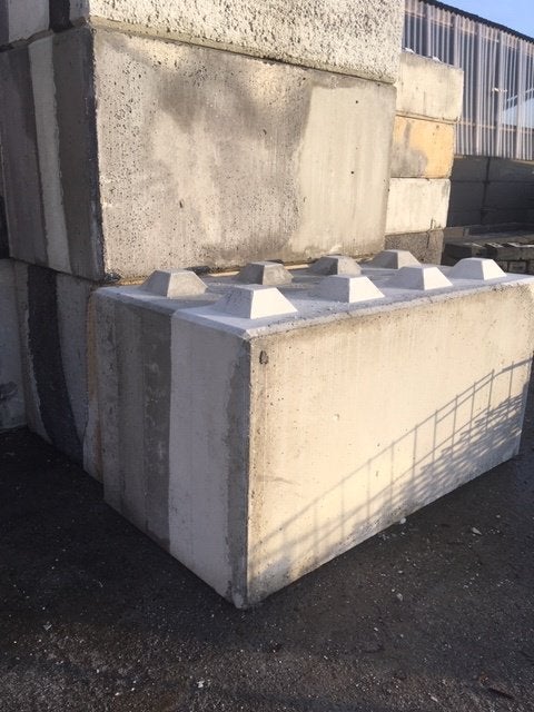 Betonnen stapelblokken, Ophalen