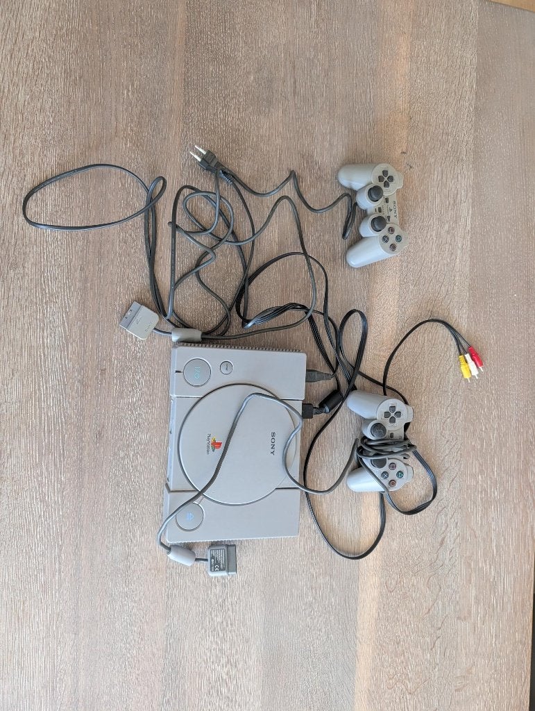 PlayStation 1 PS1 SCPH-9002 PAL + 2 DualShock controllers, Ophalen, Gebruikt, Met 2 controllers