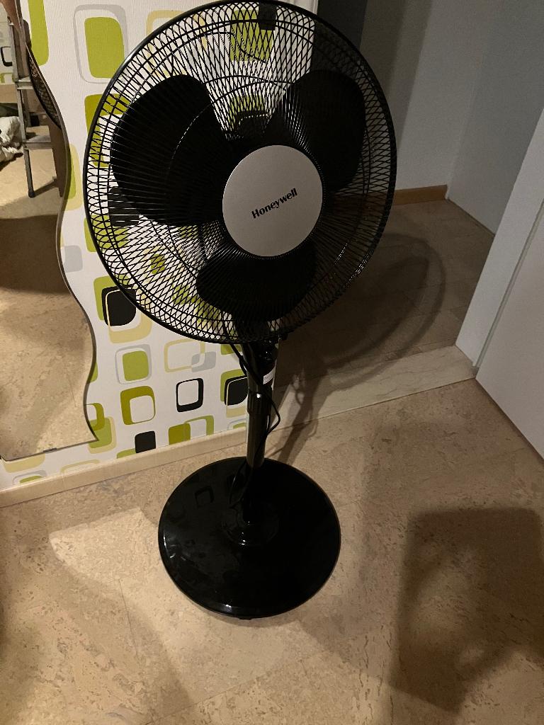 Ventilator merk Honey, Elektronische apparatuur, Ventilatoren, Ophalen, Zo goed als nieuw, Statiefventilator